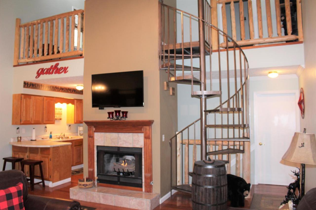 Spacious Downtown Walking Distance To Downtown Sleeps 6 Guests Apartment