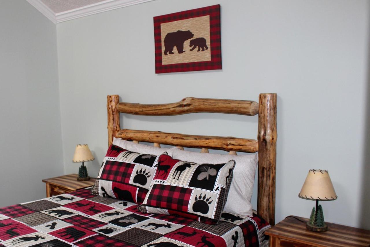 Spacious Downtown Walking Distance To Downtown Sleeps 6 Guests *