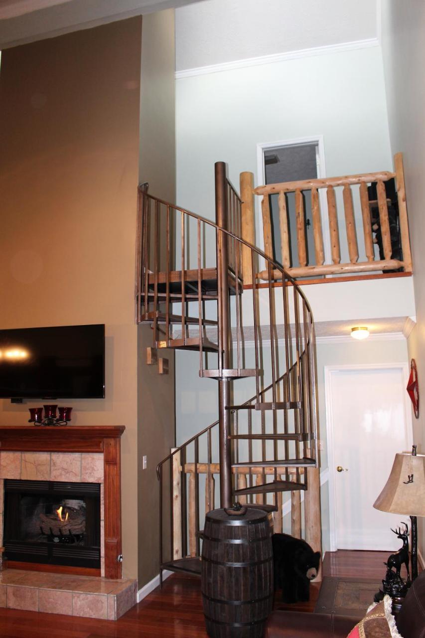 Apartment Spacious Downtown Walking Distance To Downtown Sleeps 6 Guests