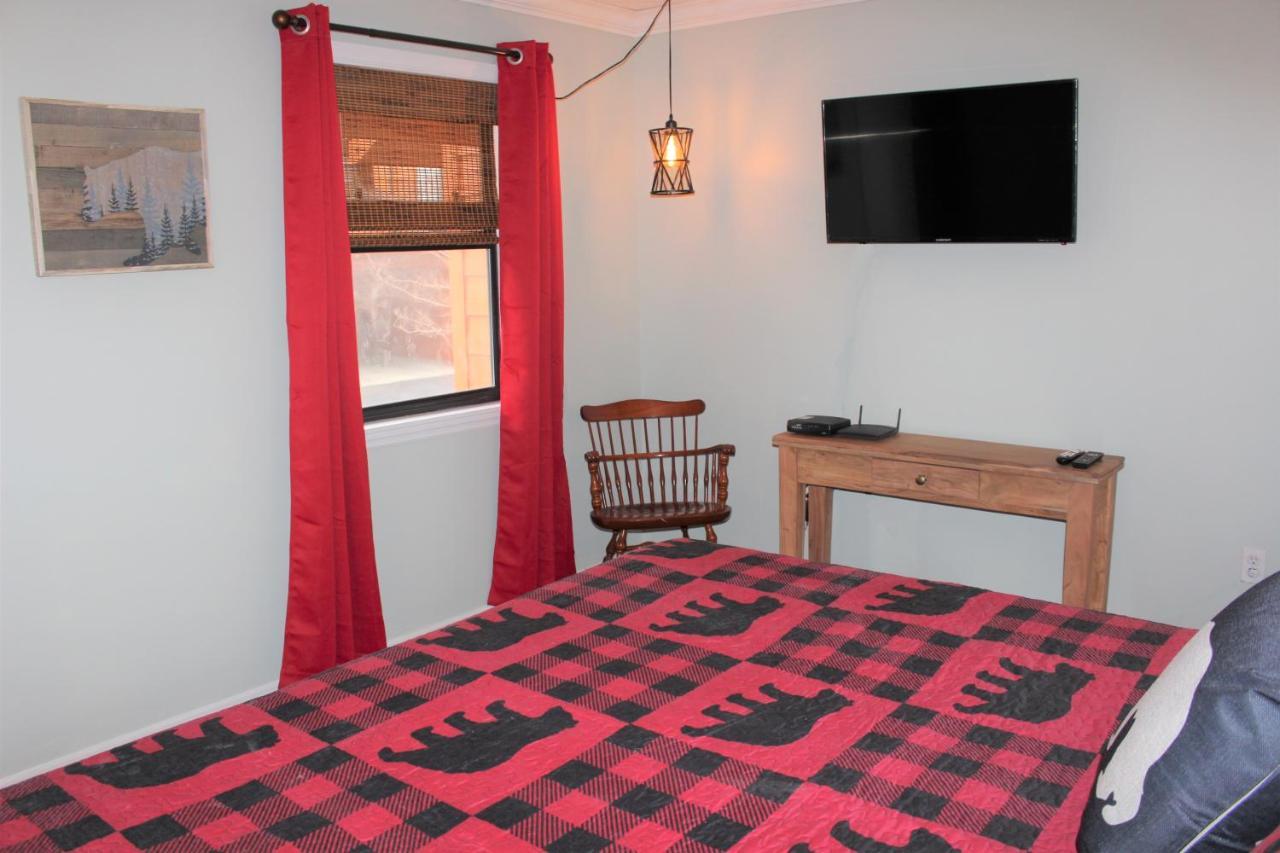 Spacious Downtown Walking Distance To Downtown Sleeps 6 Guests Apartment *