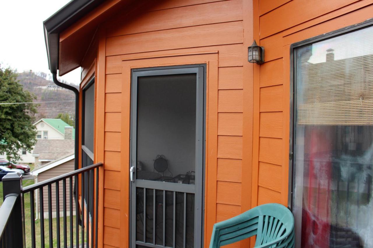 Spacious Downtown Walking Distance To Downtown Sleeps 6 Guests * Gatlinburg