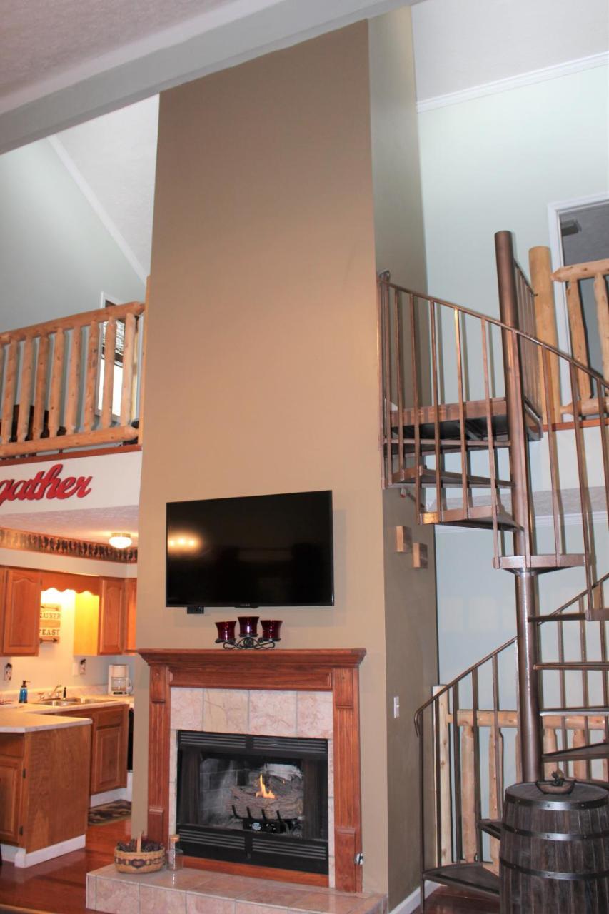 Spacious Downtown Walking Distance To Downtown Sleeps 6 Guests Apartment Gatlinburg