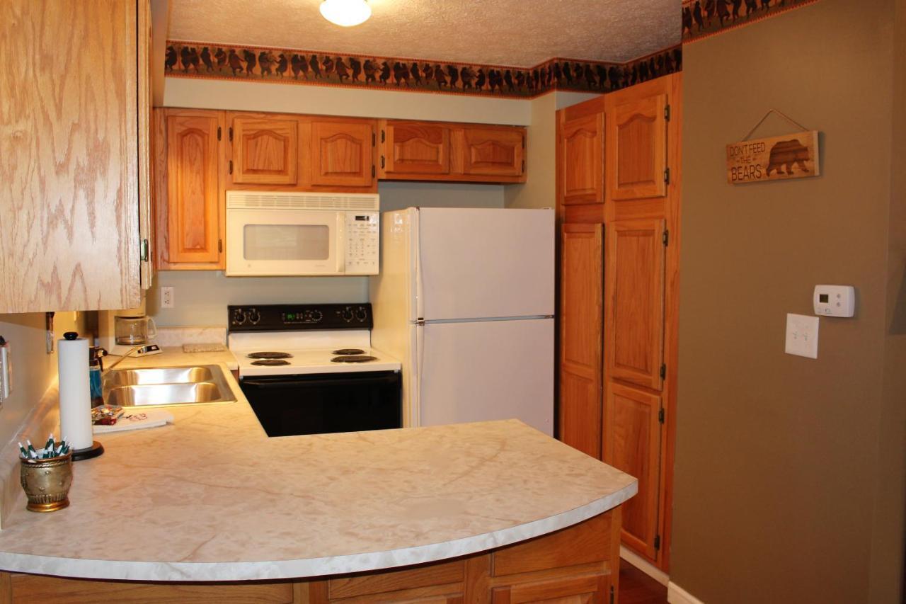 Spacious Downtown Walking Distance To Downtown Sleeps 6 Guests Apartment *