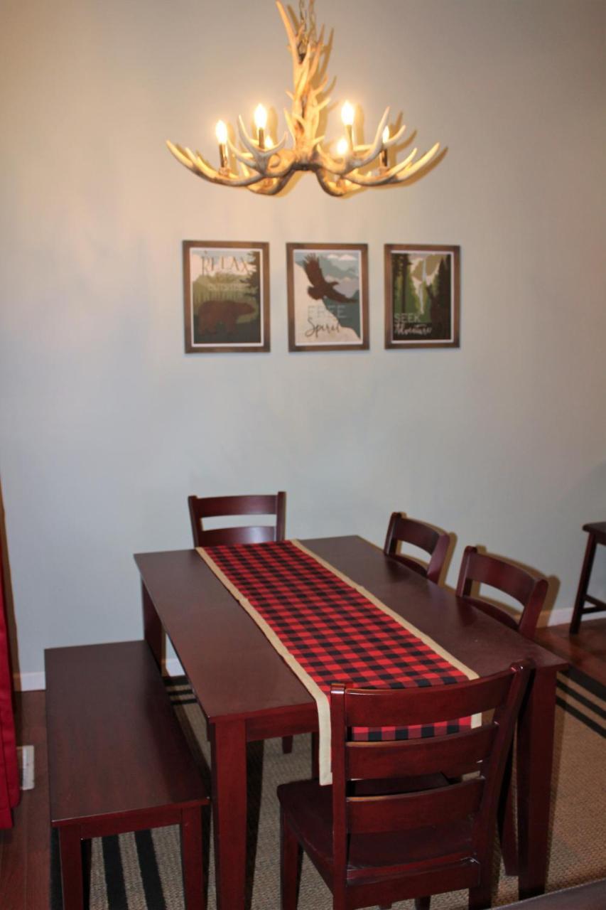 Spacious Downtown Walking Distance To Downtown Sleeps 6 Guests *