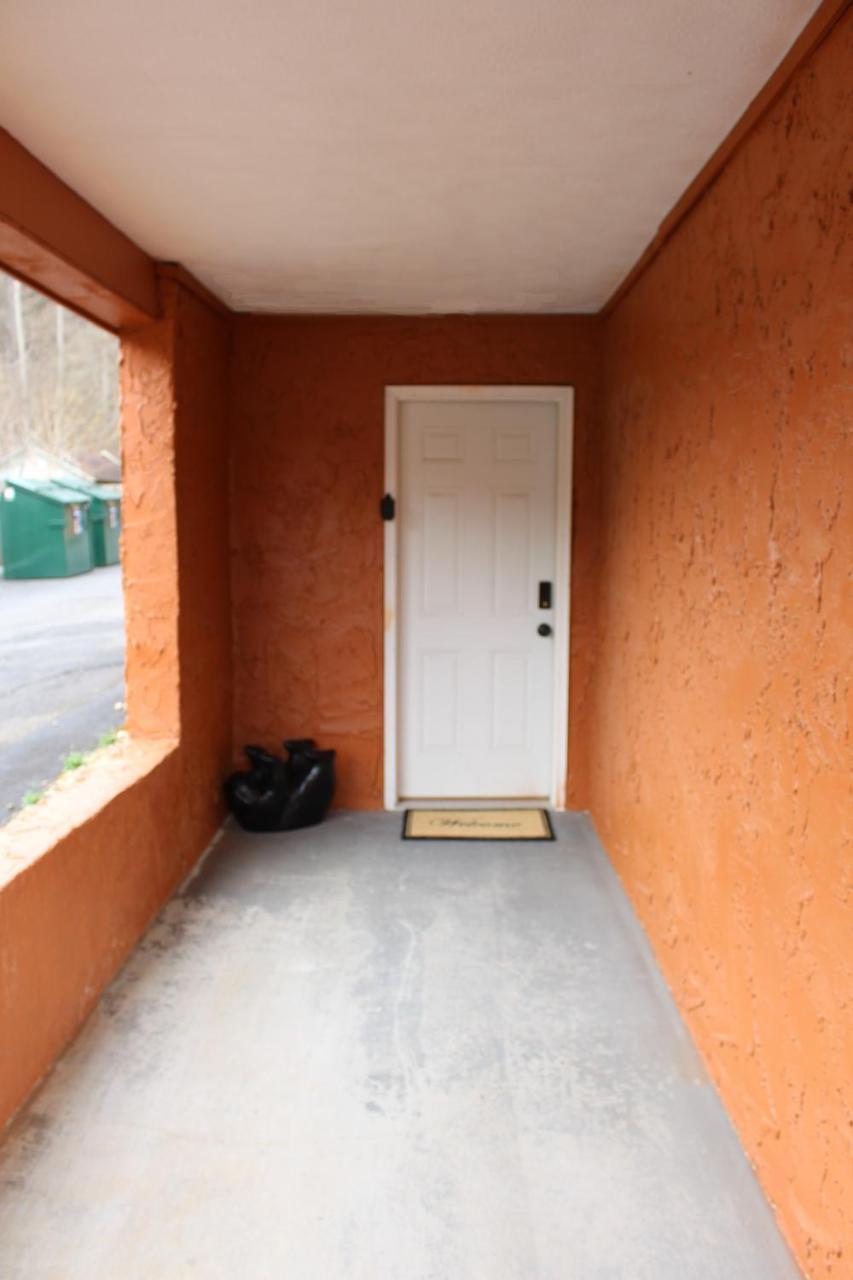 Spacious Downtown Walking Distance To Downtown Sleeps 6 Guests