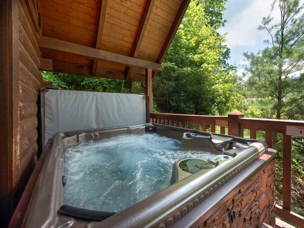 Big Sky Cabin, 2 Bedrooms, Sleeps 8, Hot Tub, Pool Access, Pool Table Holiday home Gatlinburg