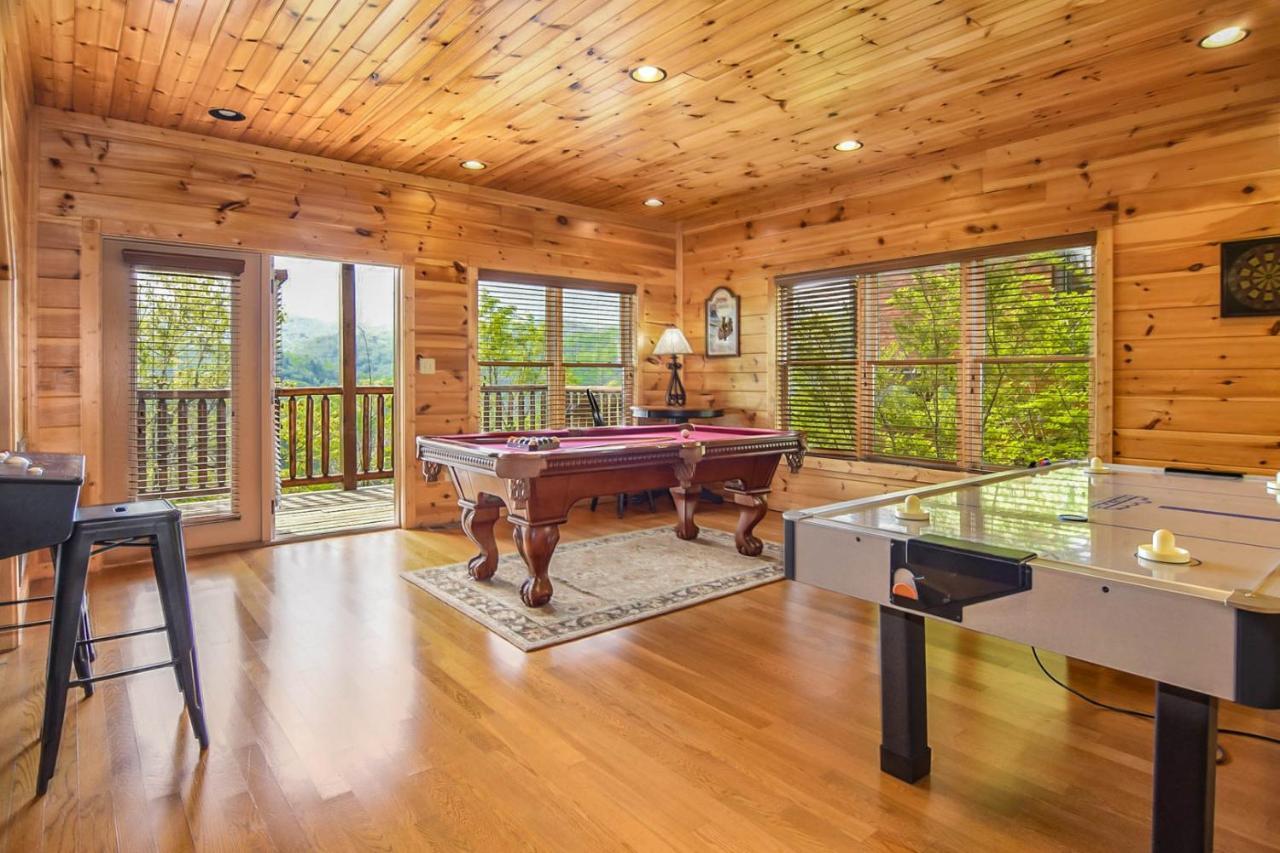 Enchanted View Cabin - Spectacular View, Hot Tub, Gameroom, 2br 2ba Sleeps 8 Holiday home