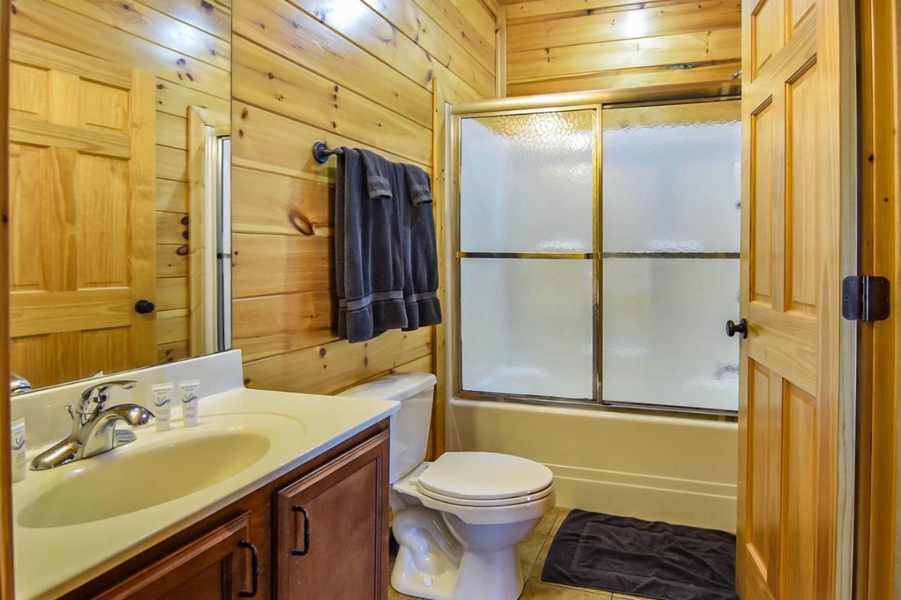 Holiday home Enchanted View Cabin - Spectacular View, Hot Tub, Gameroom, 2br 2ba Sleeps 8 *