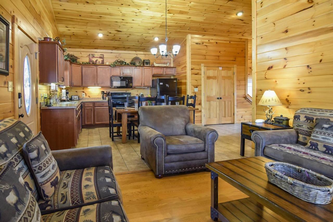Holiday home Enchanted View Cabin - Spectacular View, Hot Tub, Gameroom, 2br 2ba Sleeps 8