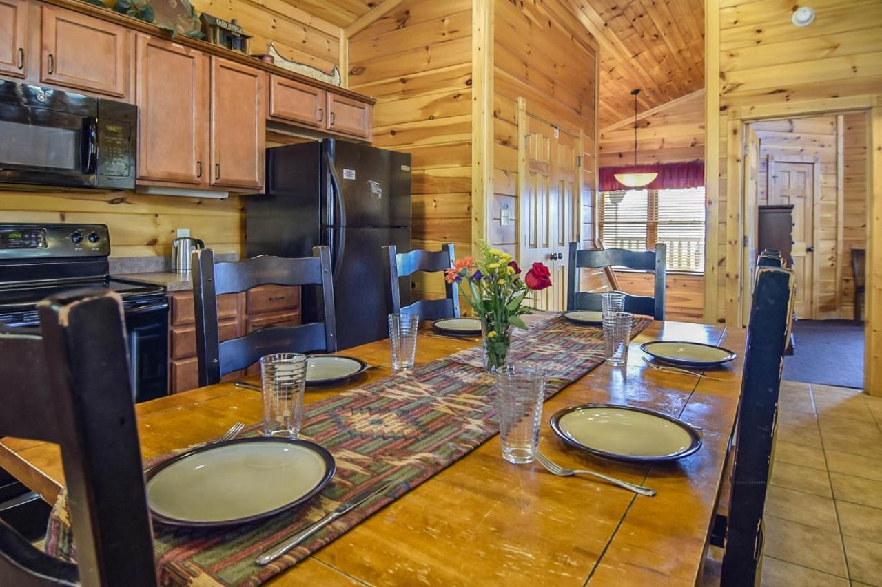 Holiday home Enchanted View Cabin - Spectacular View, Hot Tub, Gameroom, 2br 2ba Sleeps 8