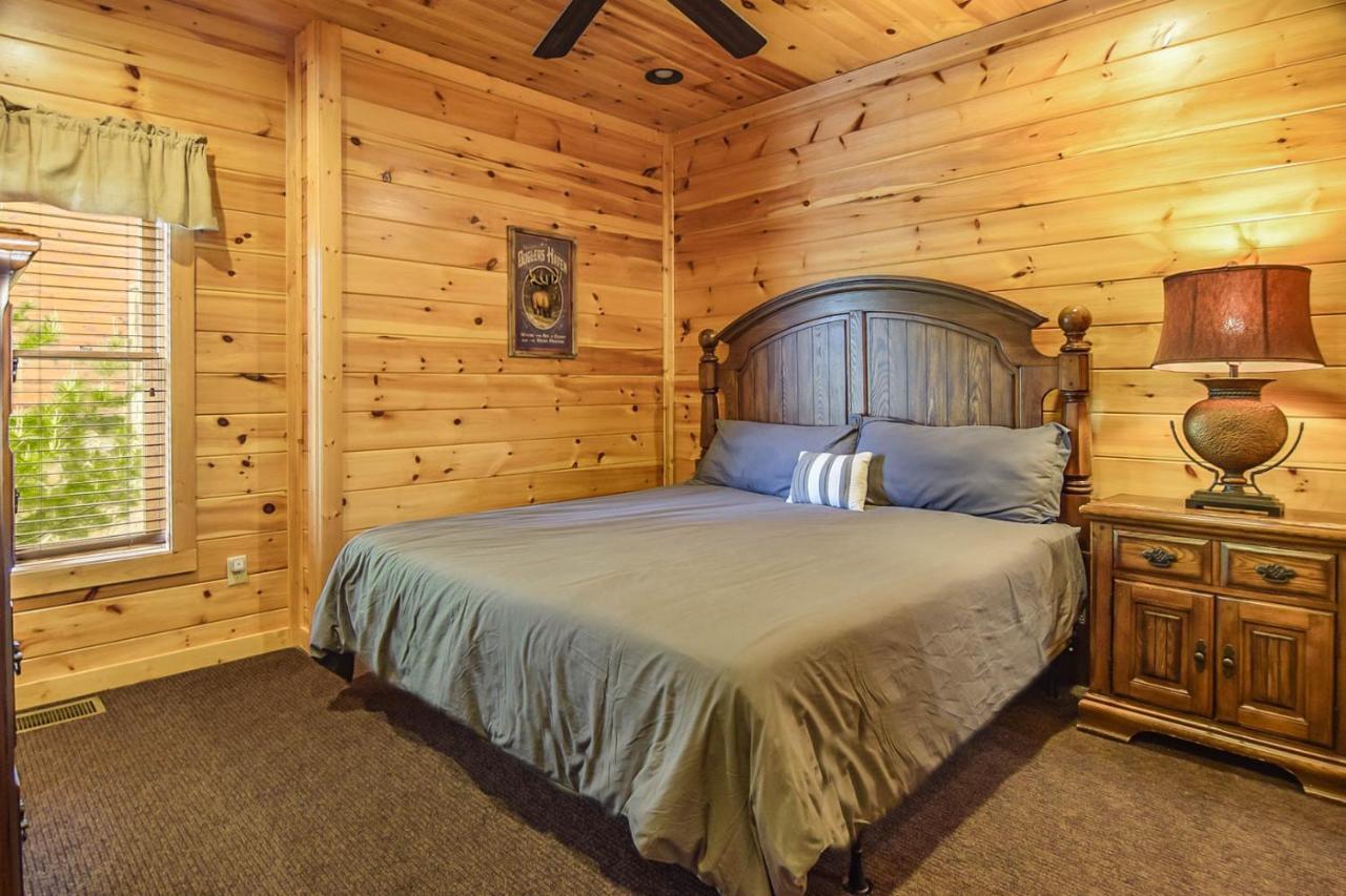 Holiday home Enchanted View Cabin - Spectacular View, Hot Tub, Gameroom, 2br 2ba Sleeps 8