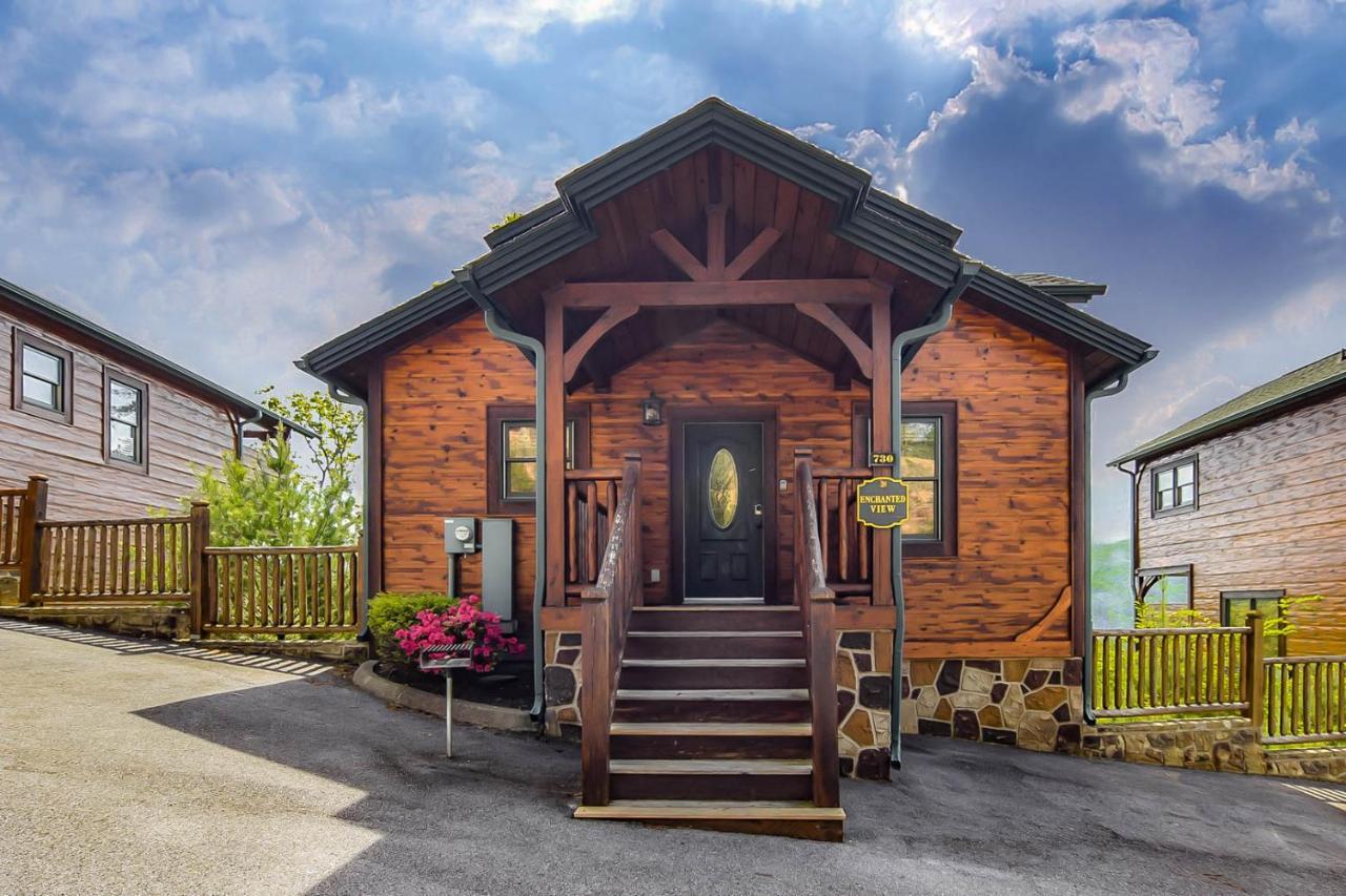 Holiday home Enchanted View Cabin - Spectacular View, Hot Tub, Gameroom, 2br 2ba Sleeps 8 *