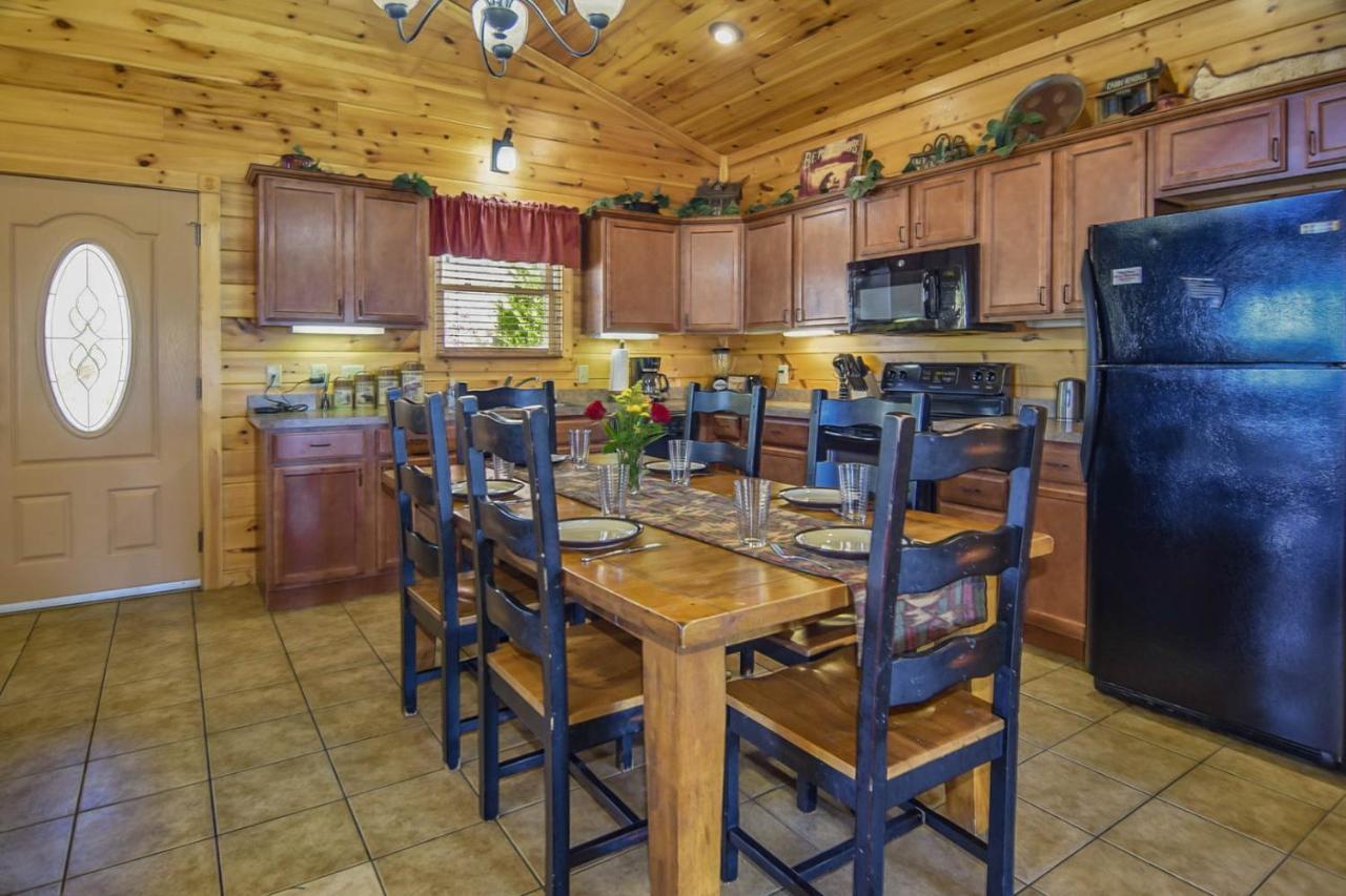 Enchanted View Cabin - Spectacular View, Hot Tub, Gameroom, 2br 2ba Sleeps 8 Holiday home *