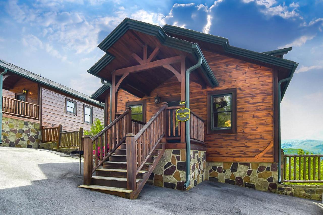 Holiday home Enchanted View Cabin - Spectacular View, Hot Tub, Gameroom, 2br 2ba Sleeps 8