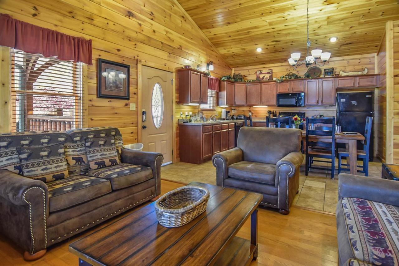 Holiday home Enchanted View Cabin - Spectacular View, Hot Tub, Gameroom, 2br 2ba Sleeps 8