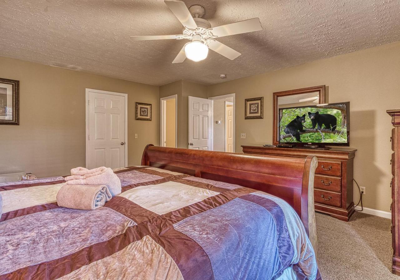 Daya, Hot Tub, Pool Table, 1089 Of Free Attraction Tickets For Each Paid Day, Dollywood And More! Chalet Gatlinburg