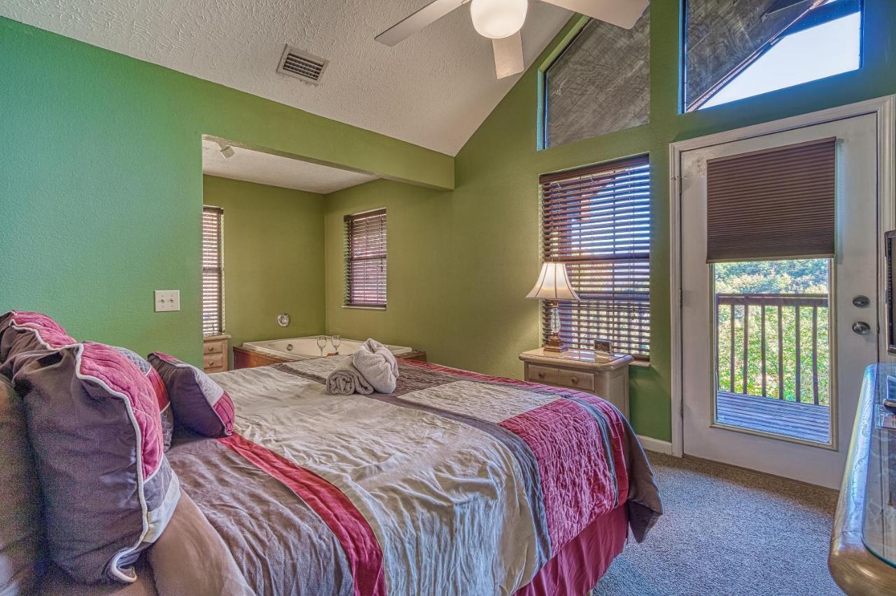 Daya, Hot Tub, Pool Table, 1089 Of Free Attraction Tickets For Each Paid Day, Dollywood And More! Chalet Gatlinburg