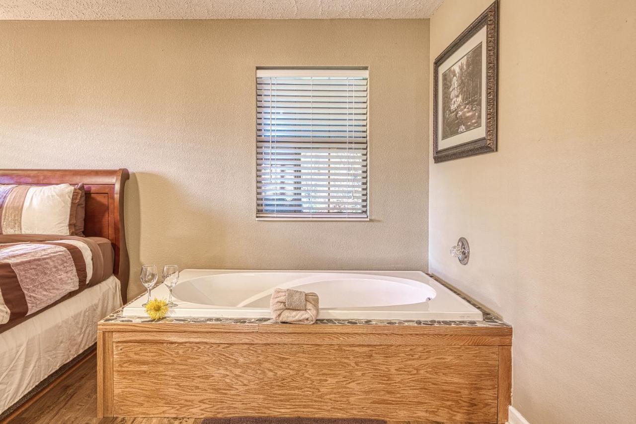 Daya, Hot Tub, Pool Table, 1089 Of Free Attraction Tickets For Each Paid Day, Dollywood And More! Chalet Gatlinburg