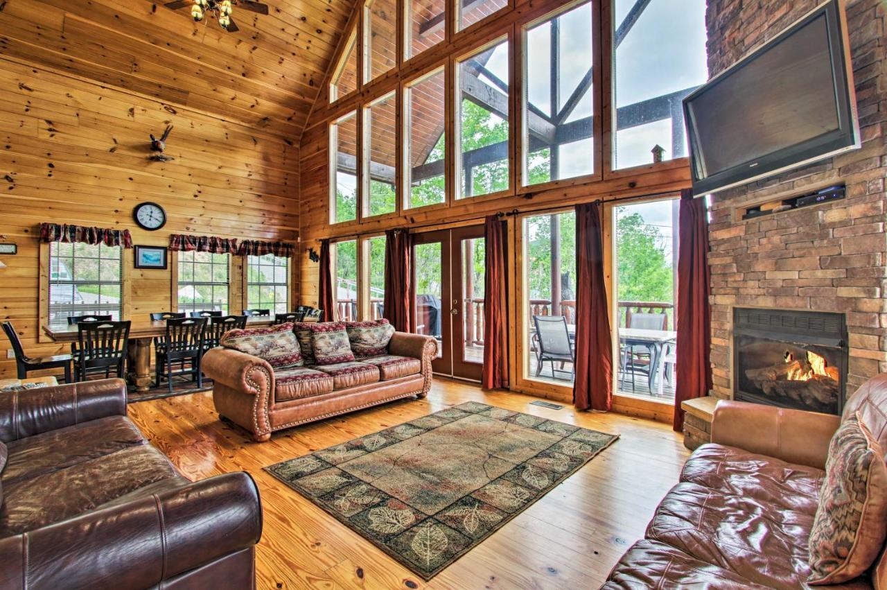 Expansive Hot Tub, Deck And Grill! Holiday home Gatlinburg