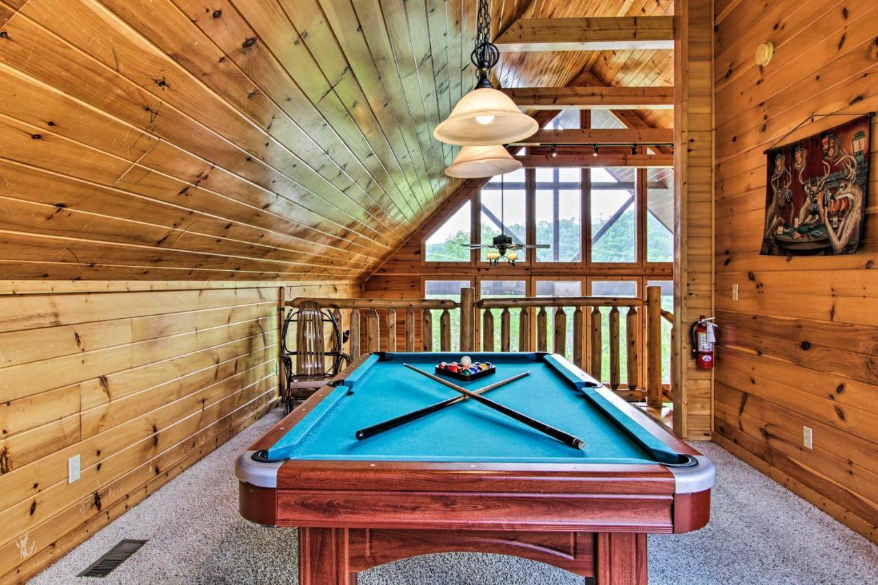 Expansive Hot Tub, Deck And Grill! Holiday home *