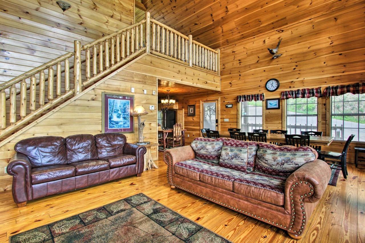 Holiday home Expansive Hot Tub, Deck And Grill!