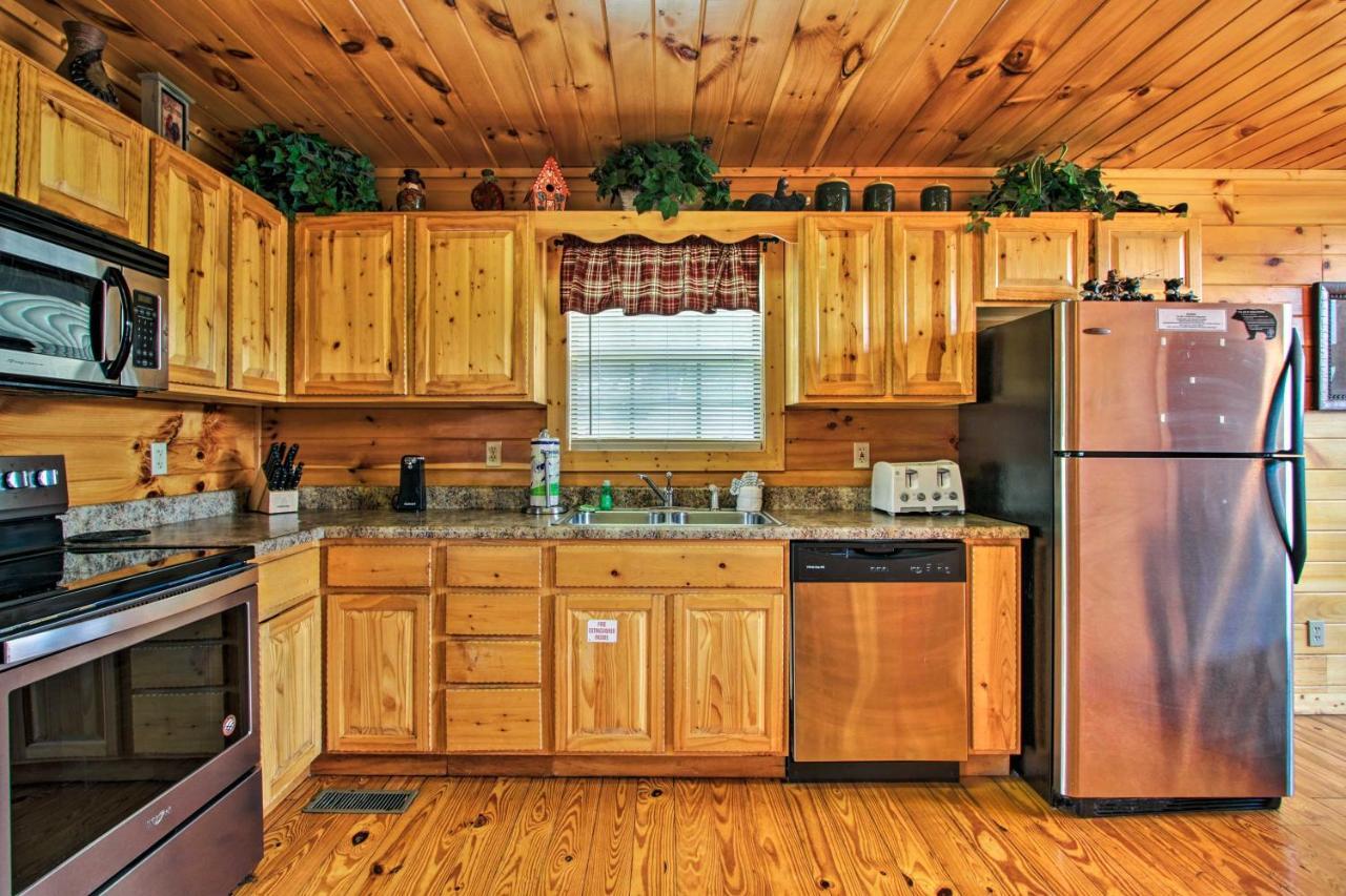 Holiday home Expansive Hot Tub, Deck And Grill! Gatlinburg