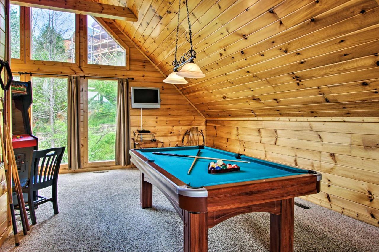 Expansive Hot Tub, Deck And Grill!