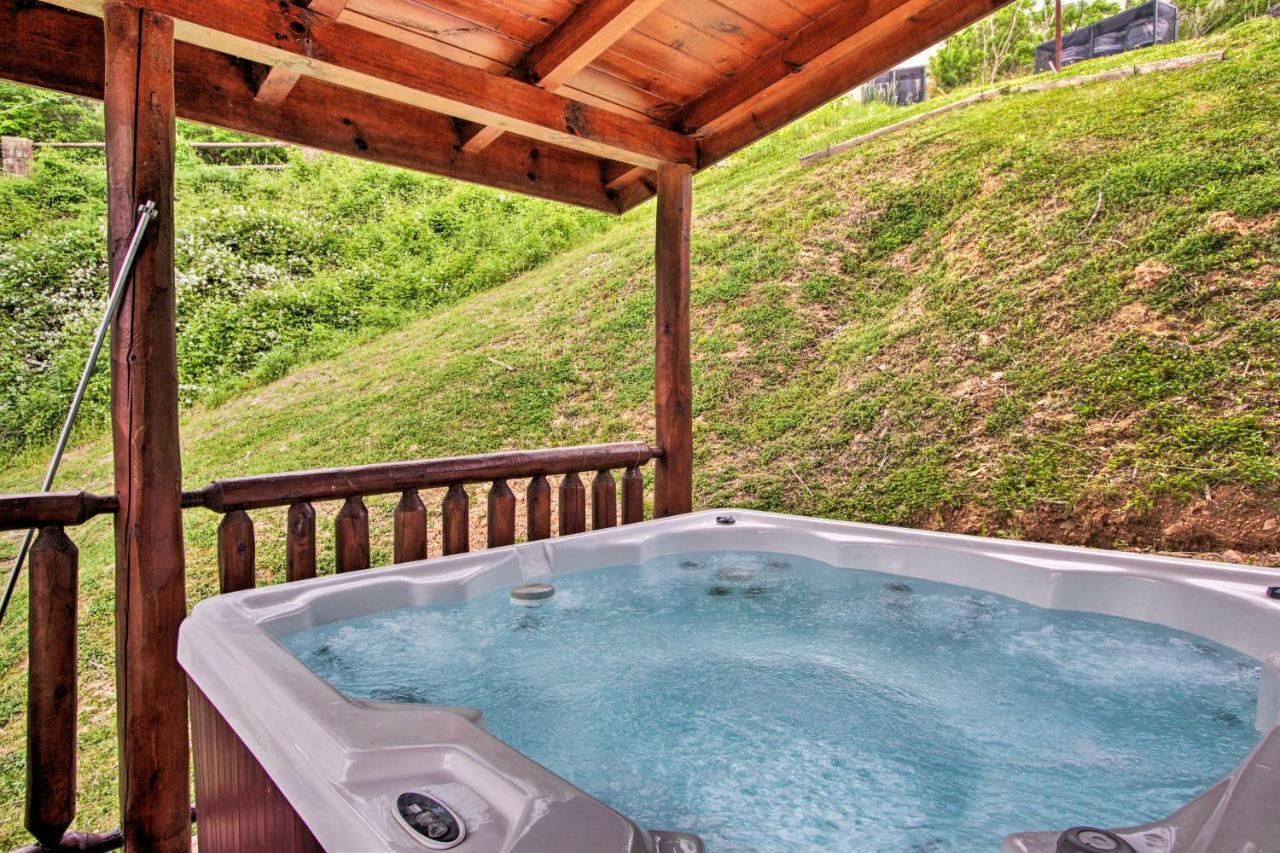 Expansive Hot Tub, Deck And Grill! Gatlinburg