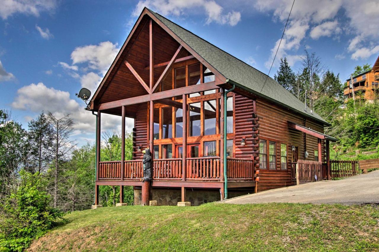 Holiday home Expansive Hot Tub, Deck And Grill! *