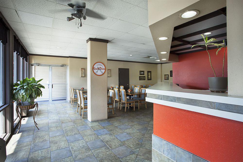 Clarion Pointe Downtown Hotel 2*