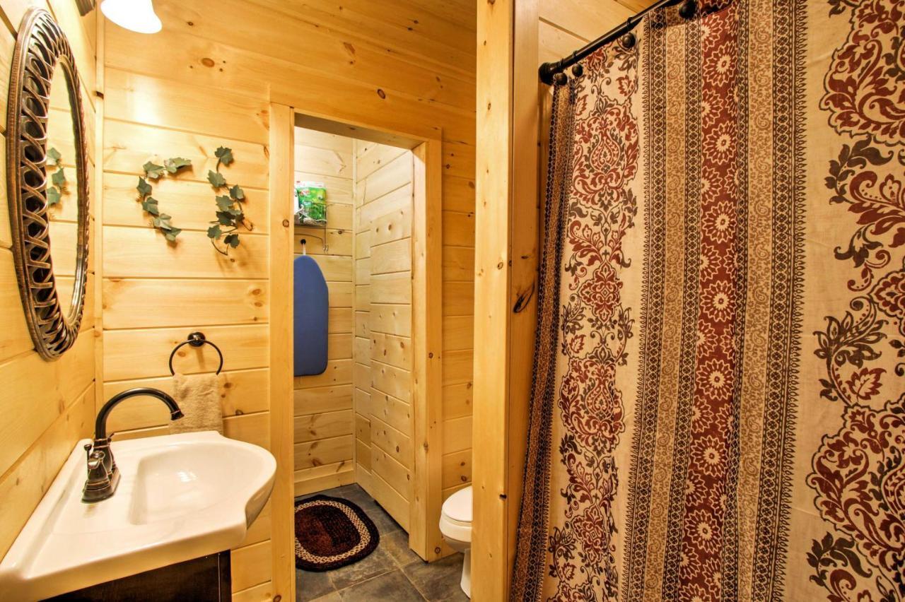 With Hot Tub 5 Mi To Downtown Holiday home