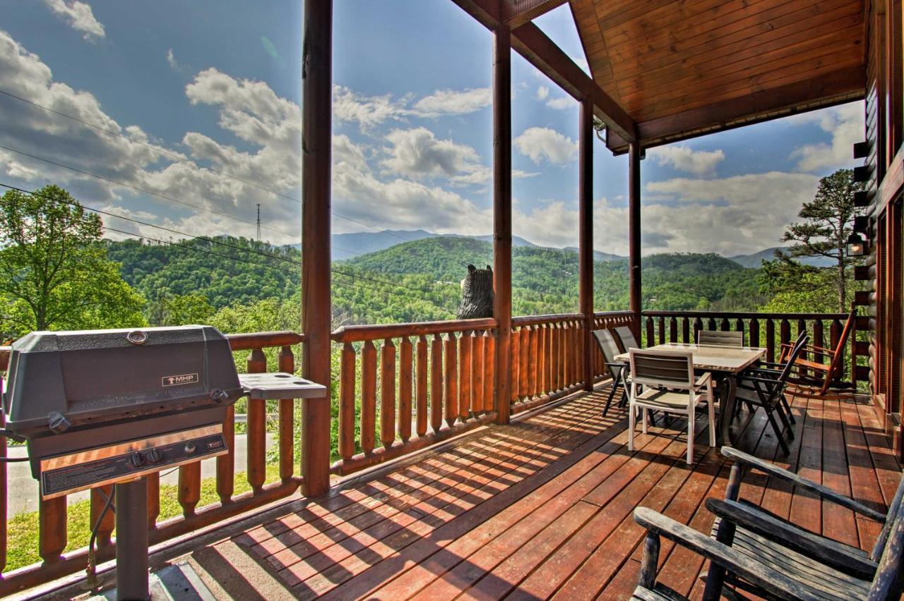Expansive Hot Tub, Deck And Grill! Holiday home