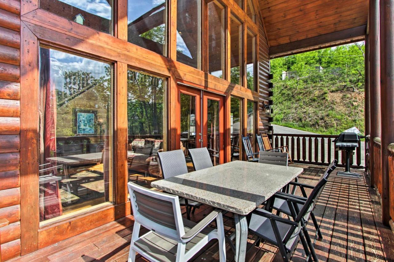 Holiday home Expansive Hot Tub, Deck And Grill!