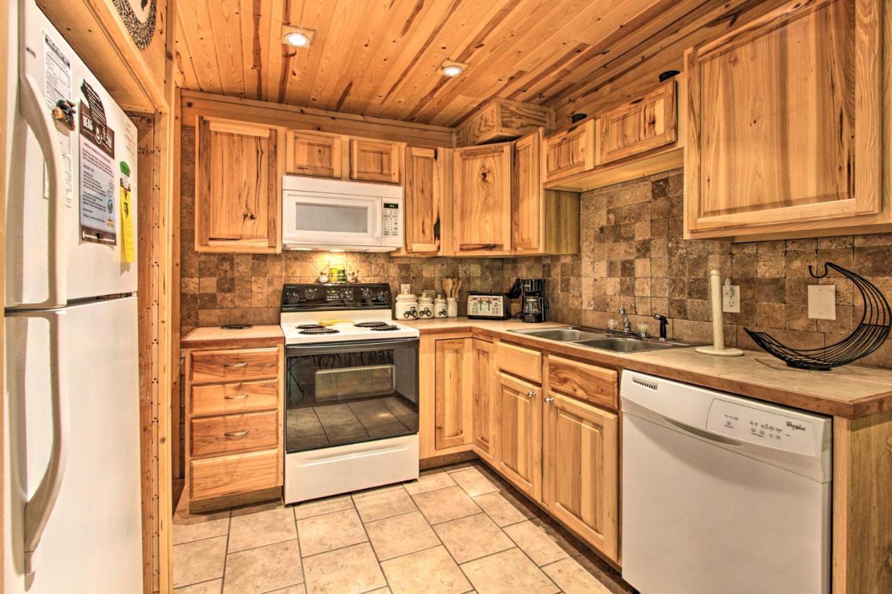 Rustic With Hot Tub 2 Mi To Town Holiday home Gatlinburg