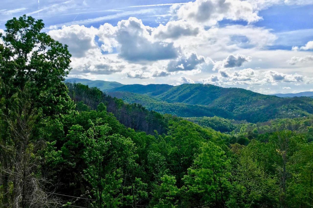In The Clouds With Hot Tub And Views! Holiday home Gatlinburg