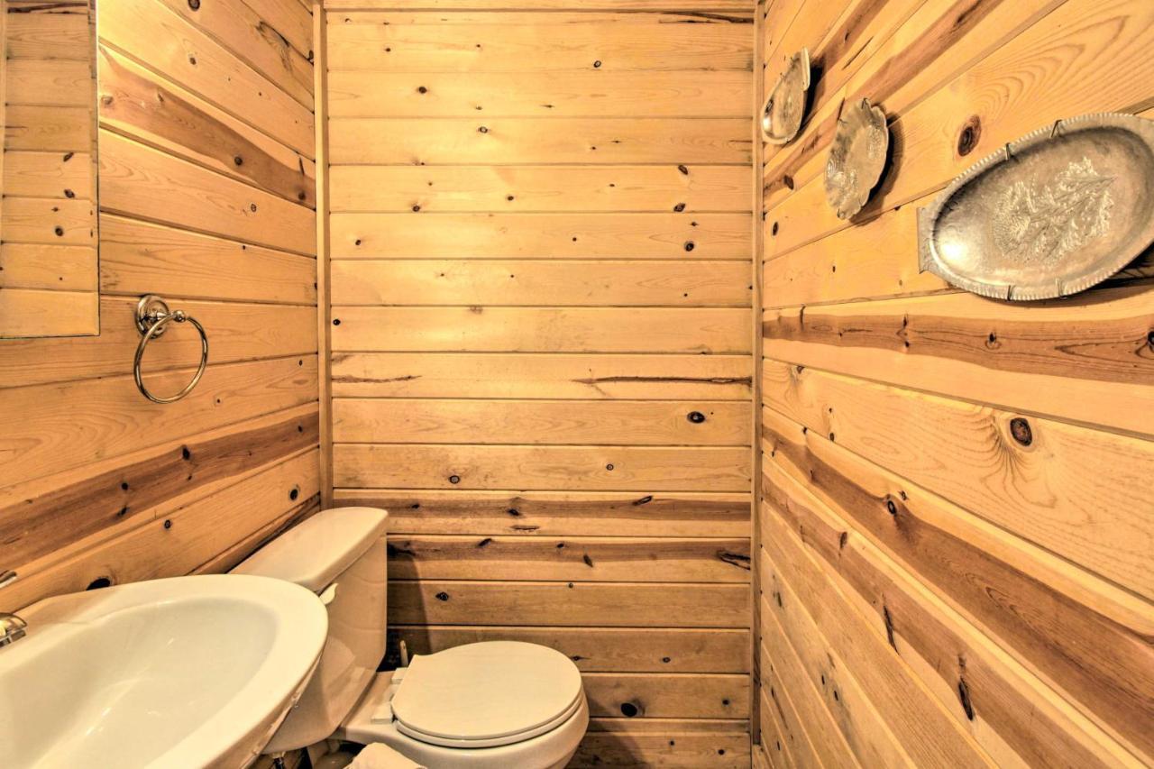 Rustic With Hot Tub 2 Mi To Town Holiday home *
