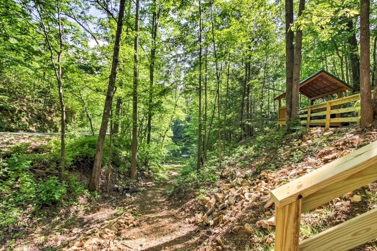 With Hot Tub 5 Mi To Downtown Holiday home Gatlinburg