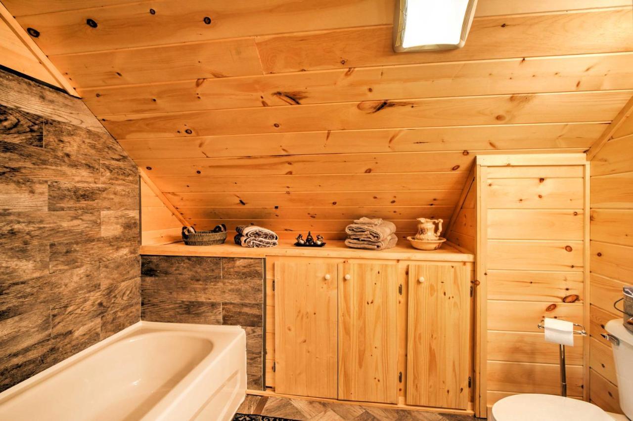 With Hot Tub 5 Mi To Downtown Holiday home