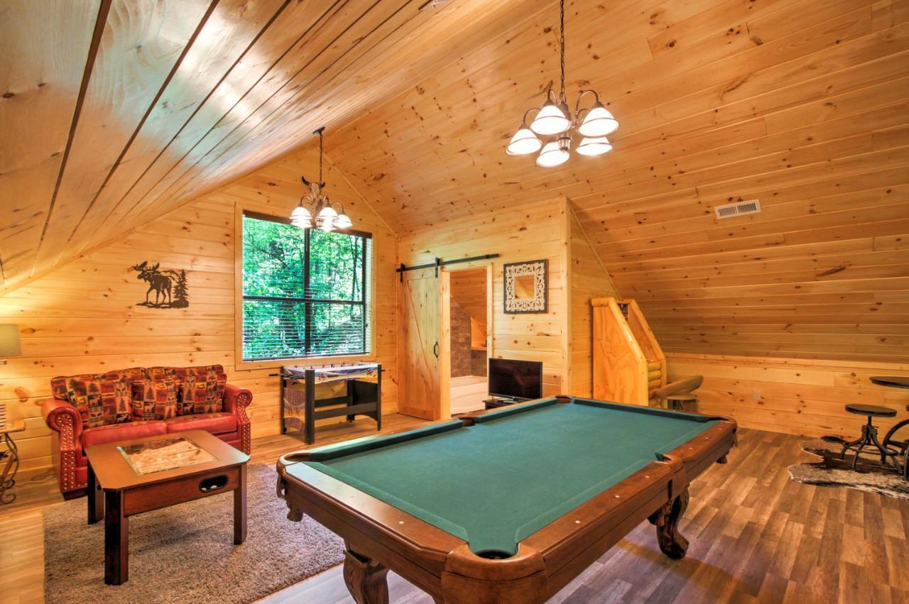 With Hot Tub 5 Mi To Downtown Holiday home Gatlinburg