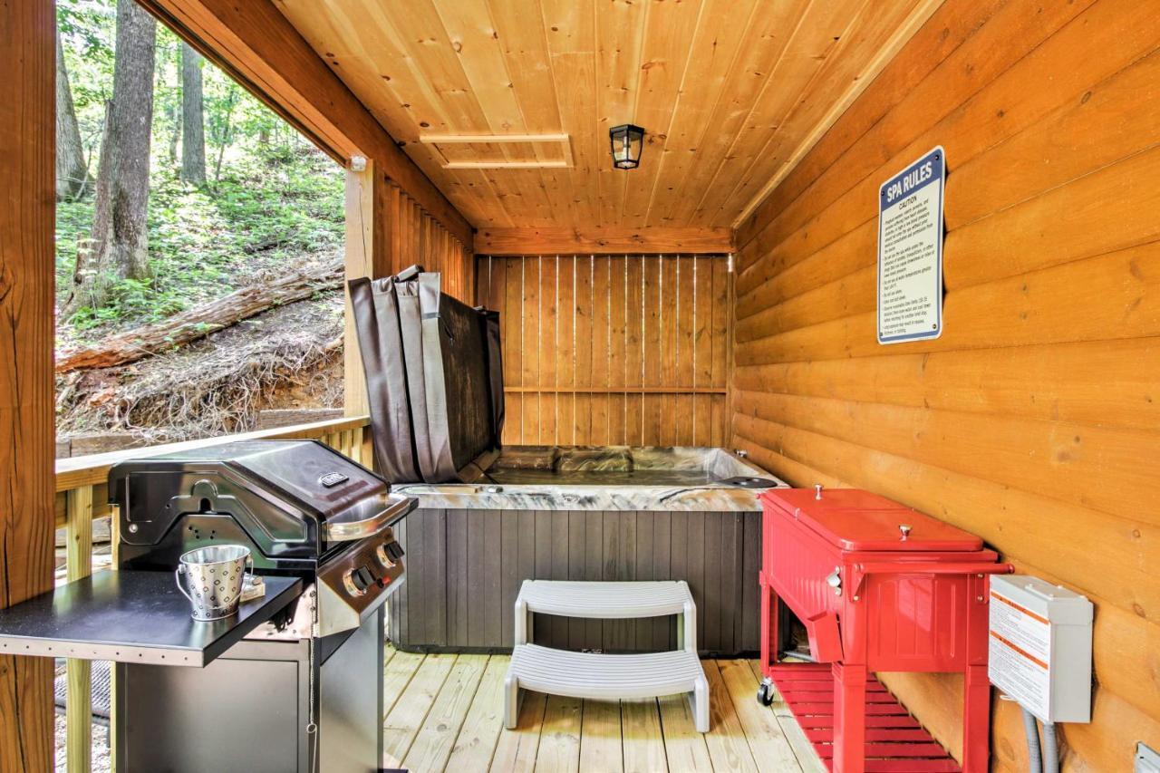 With Hot Tub 5 Mi To Downtown Holiday home *