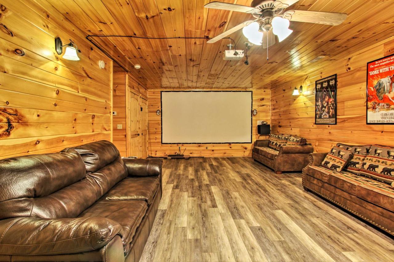 Holiday home Expansive Hot Tub, Deck And Grill!