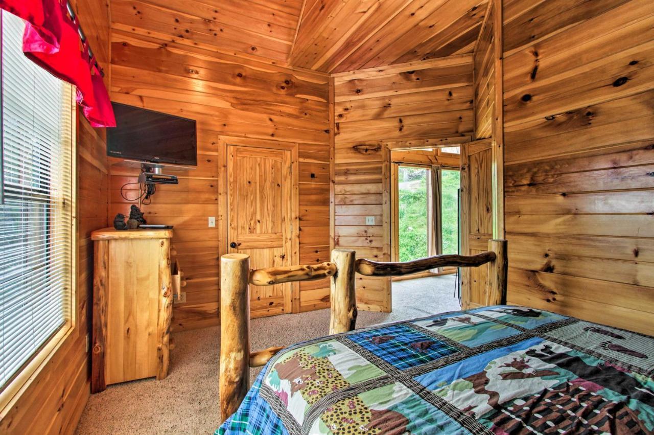 Holiday home Expansive Hot Tub, Deck And Grill!