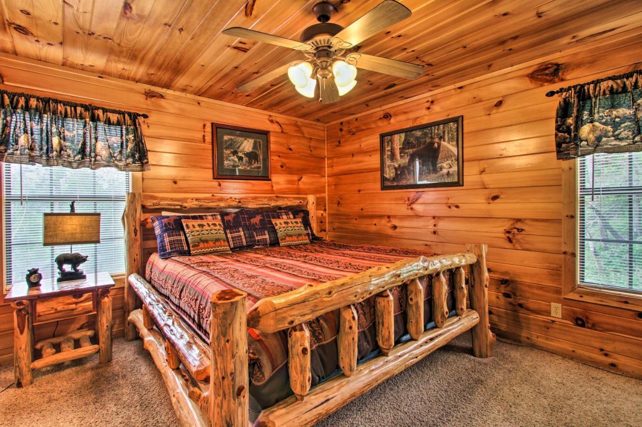 Holiday home Expansive Hot Tub, Deck And Grill!