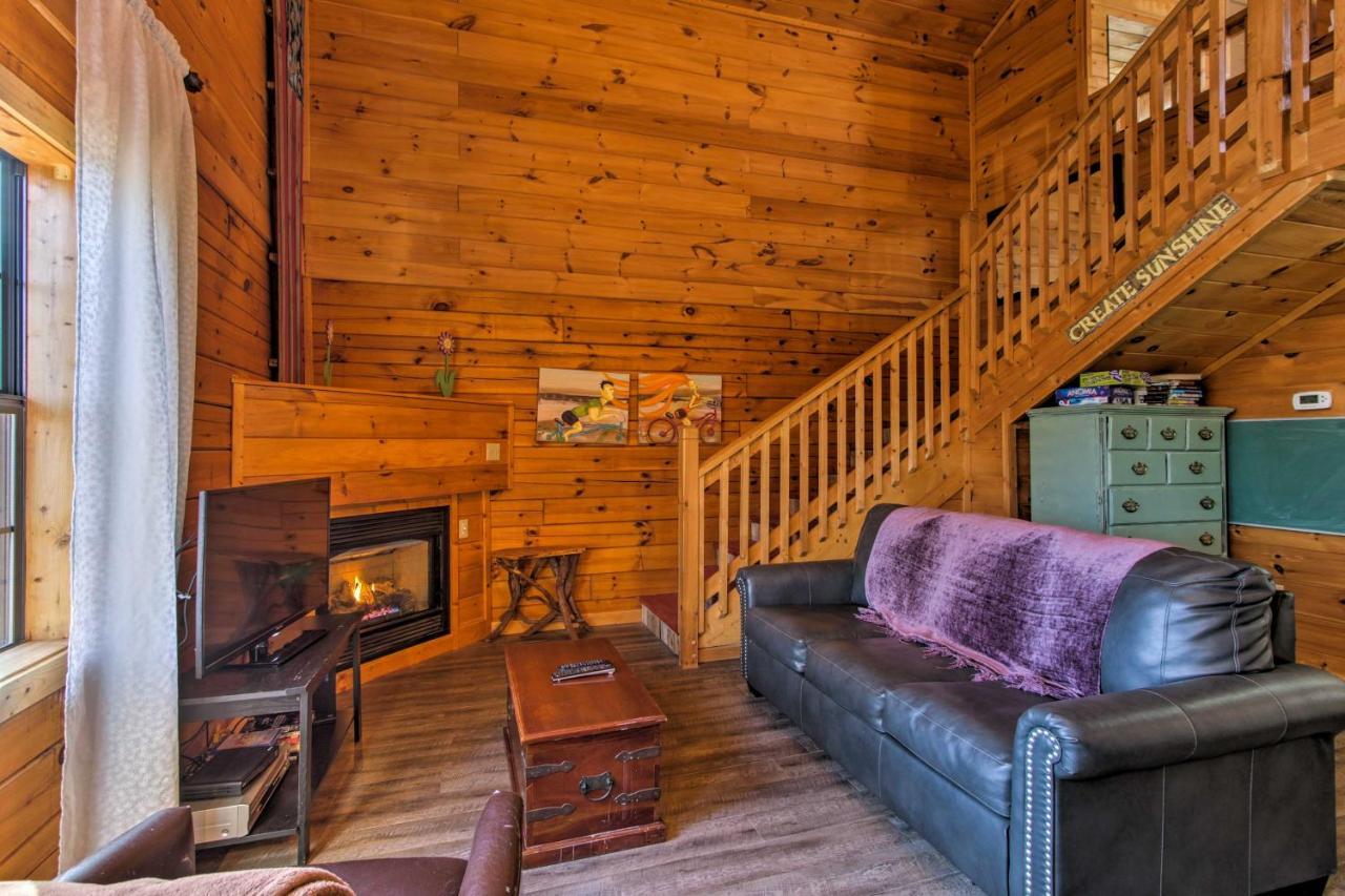Studio Cabin With Loft And Hot Tub Less Than 5 Mi To Downtown!