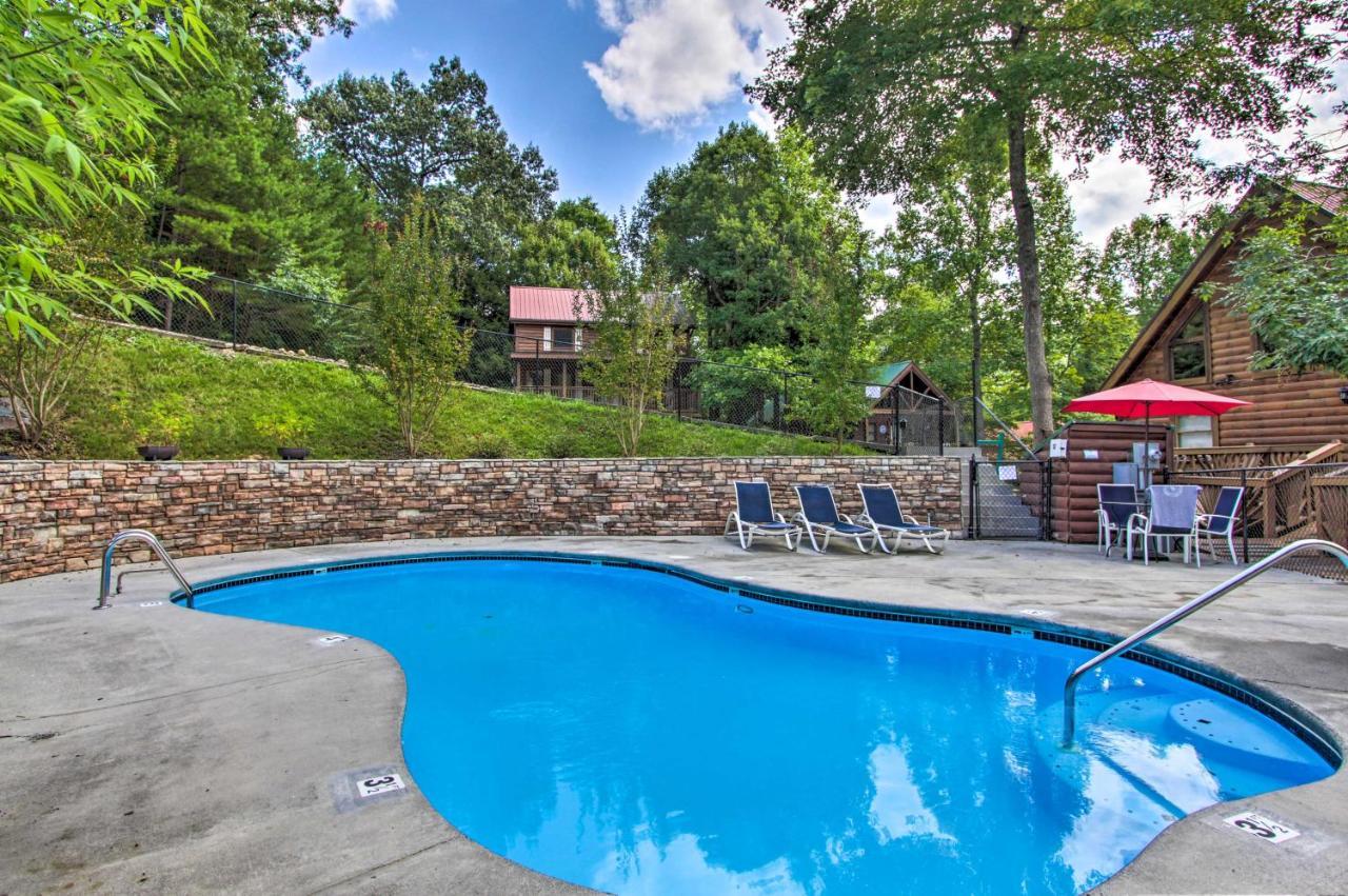 Romantic Cabin With Hot Tub And Pool Access
