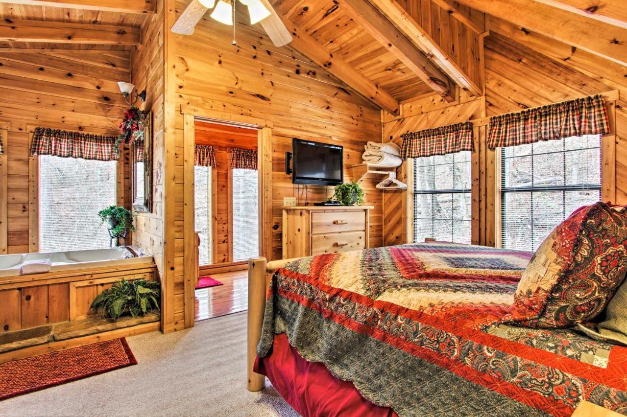 Mountainside Escape With Deck And Hot Tub! Holiday home Gatlinburg