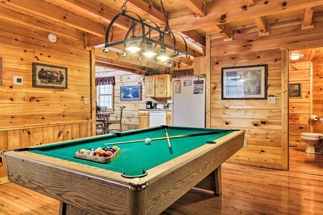 Mountainside Escape With Deck And Hot Tub! Gatlinburg