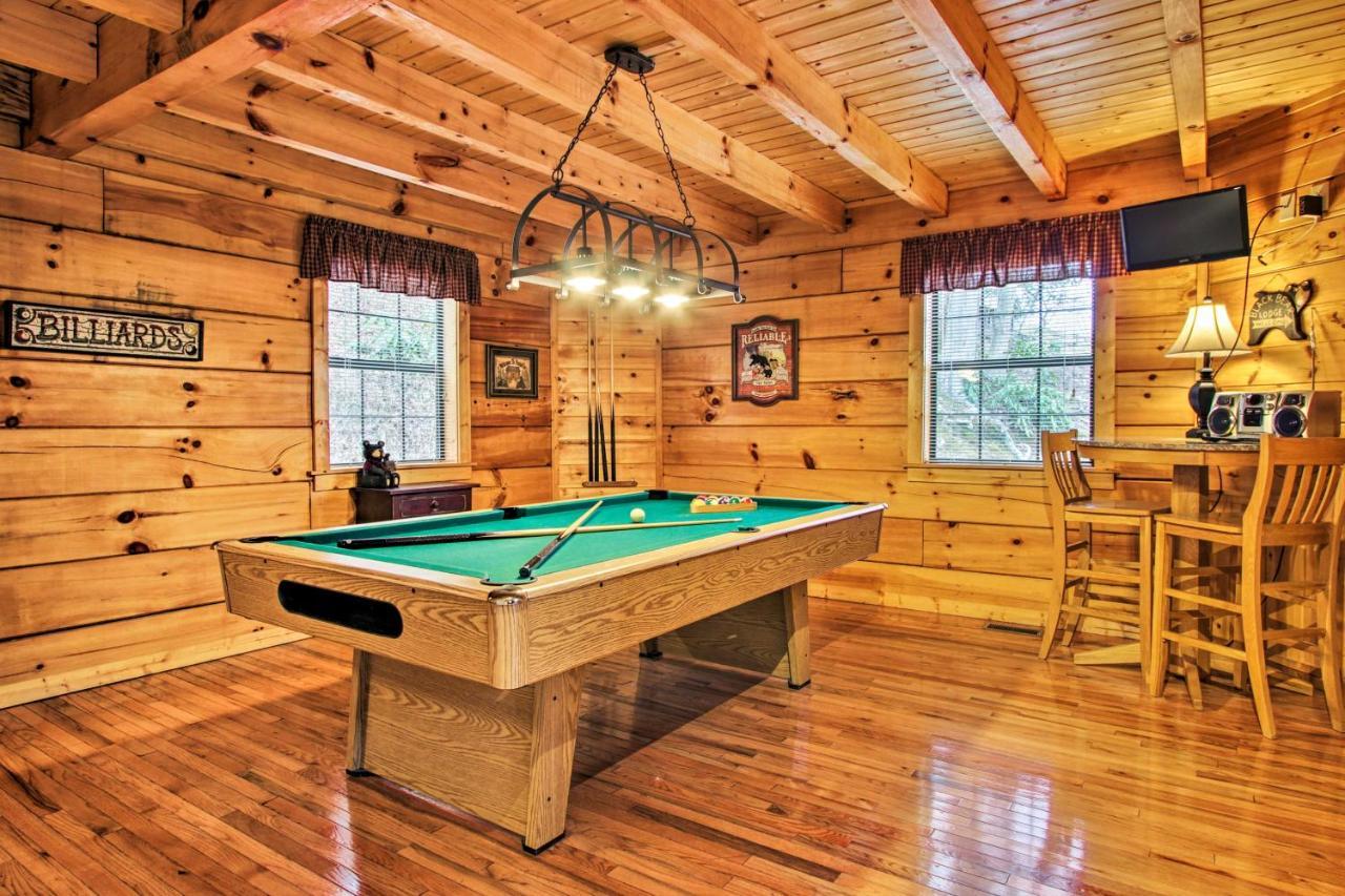 Mountainside Escape With Deck And Hot Tub!