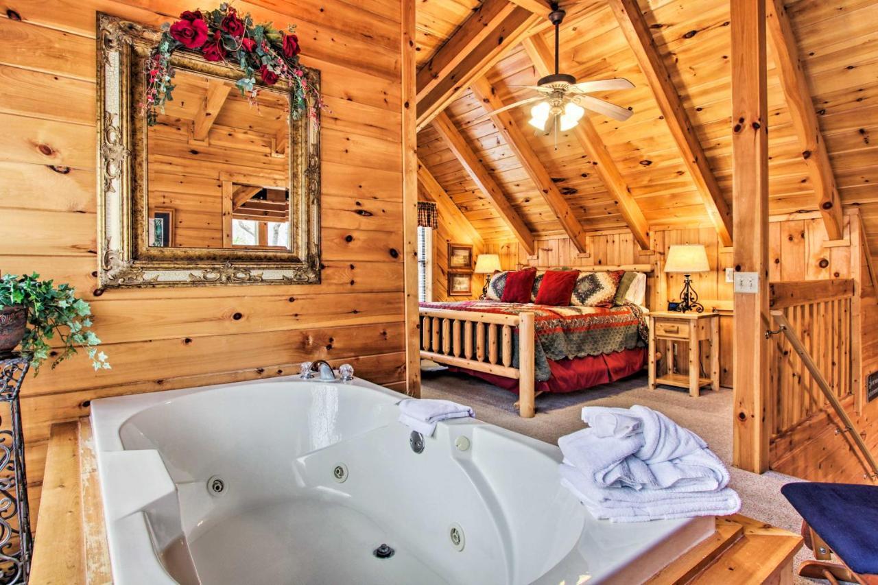 Mountainside Escape With Deck And Hot Tub! Gatlinburg