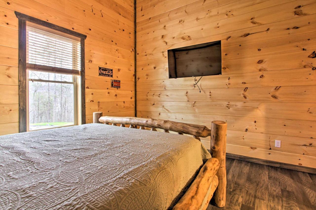 Luxe With Theater Less Than 2 Miles To Holiday home